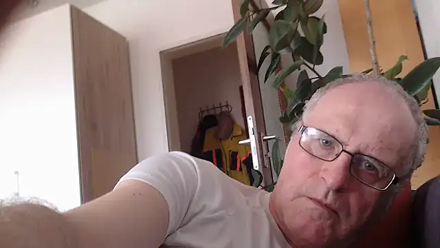 Milkasahne64 online show from October 8, 9:00 am