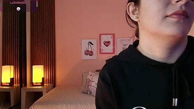 Snapshot of alina_martinelli chatting on February 25, 11:54 am alina martinelli online show from February 25, 11:54 am