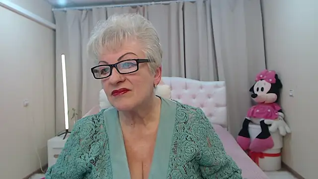 Snapshot of KayleSmoll chatting on May 5, 6:33 pm KayleSmoll online show from May 5, 6:33 pm