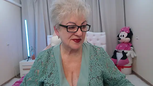 Snapshot of KayleSmoll chatting on May 6, 6:34 pm KayleSmoll online show from May 6, 6:34 pm