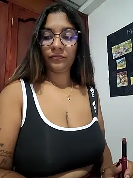 Snapshot of Sofythom1 chatting on May 6, 3:32 am Sofythom1 online show from May 6, 3:32 am