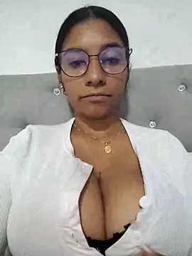 Snapshot of Sofythom1 chatting on March 15, 12:28 am Sofythom1 online show from March 15, 12:28 am