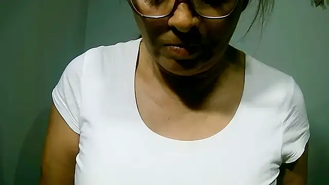 Snapshot of leona- chatting on September 17, 8:55 pm leona- online show from September 17, 8:55 pm