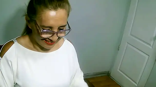 Snapshot of leona- chatting on December 21, 4:41 pm leona- online show from December 21, 4:41 pm