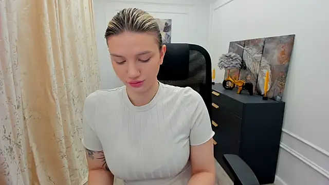 SelenaeMoore online show from May 30, 3:46 am