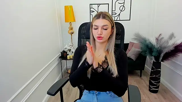 SelenaeMoore online show from January 17, 3:32 am