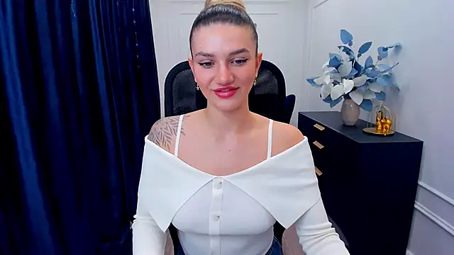 SelenaeMoore online show from November 18, 7:39 pm