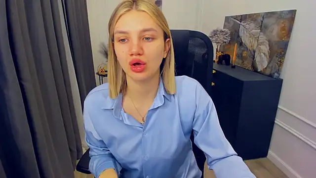 SelenaeMoore online show from April 18, 3:42 am