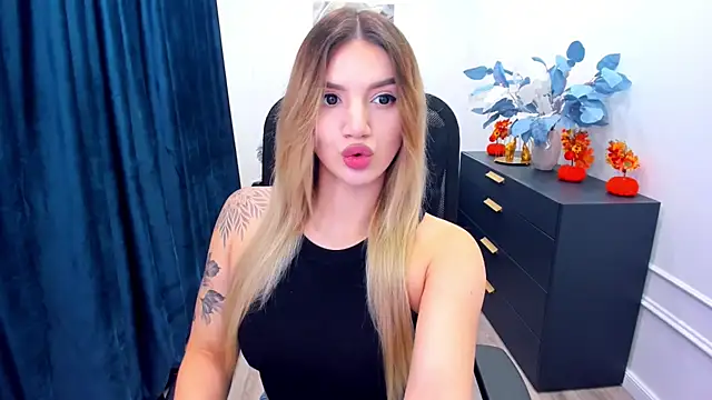 SelenaeMoore online show from October 13, 7:37 pm