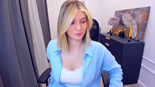 SelenaeMoore online show from May 8, 3:43 am