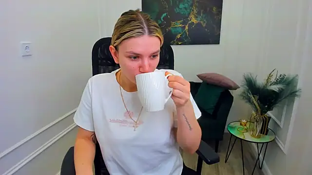 SelenaeMoore online show from May 7, 4:17 am