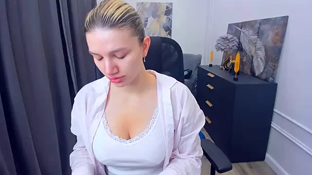 SelenaeMoore online show from May 23, 3:38 am