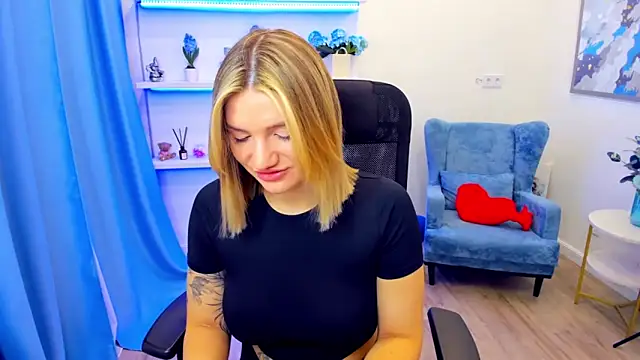 SelenaeMoore online show from May 2, 7:30 pm