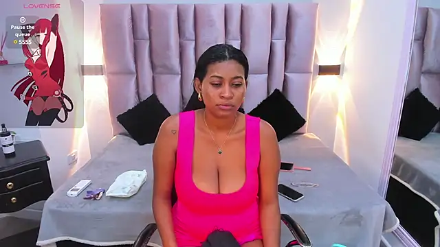 Snapshot of LAYLATAYLOR_ chatting on February 19, 10:34 am LAYLATAYLOR online show from February 19, 10:34 am