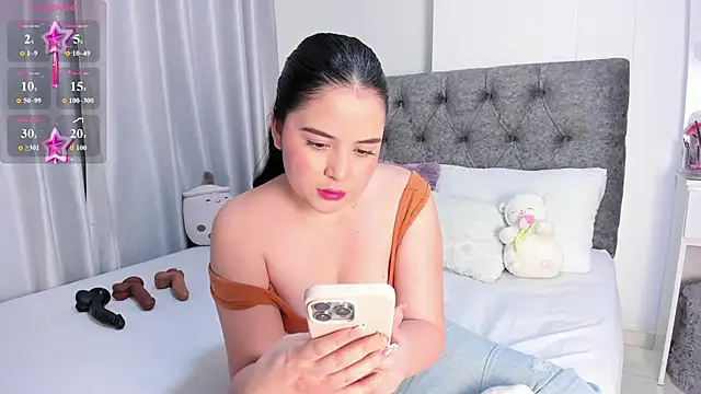 abbyfoxx  online show from March 18, 9:15 pm