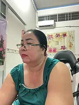 Snapshot of NDith chatting on July 8, 2:51 pm NDith online show from July 8, 2:51 pm