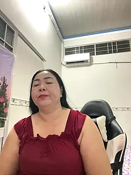 Snapshot of NDith chatting on October 6, 11:44 am NDith online show from October 6, 11:44 am