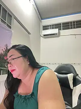 Snapshot of NDith chatting on October 3, 1:01 pm NDith online show from October 3, 1:01 pm