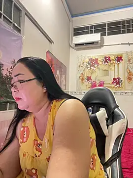 Snapshot of NDith chatting on June 10, 1:34 pm NDith online show from June 10, 1:34 pm