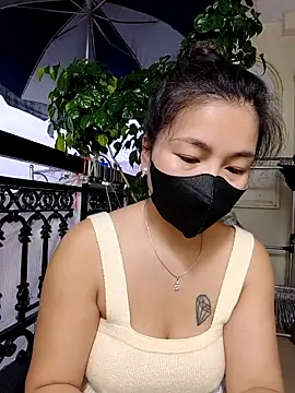 Snapshot of lyna_bl chatting on October 10, 1:45 pm lyna bl online show from October 10, 1:45 pm