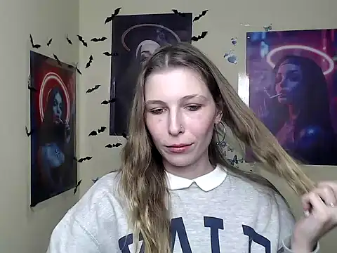 Snapshot of StrangerGi chatting on March 18, 3:44 pm StrangerGi online show from March 18, 3:44 pm