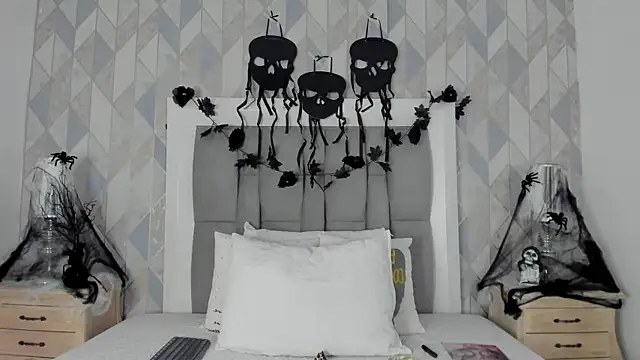 Snapshot of anais_cooper chatting on October 31, 12:02 pm anais cooper online show from October 31, 12:02 pm