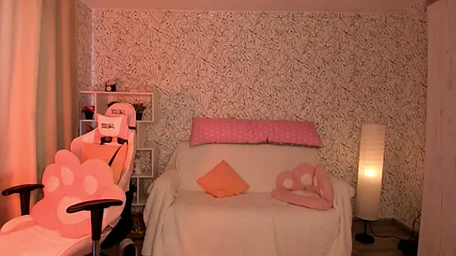 Snapshot of luna_cross chatting on March 19, 7:29 am luna cross online show from March 19, 7:29 am