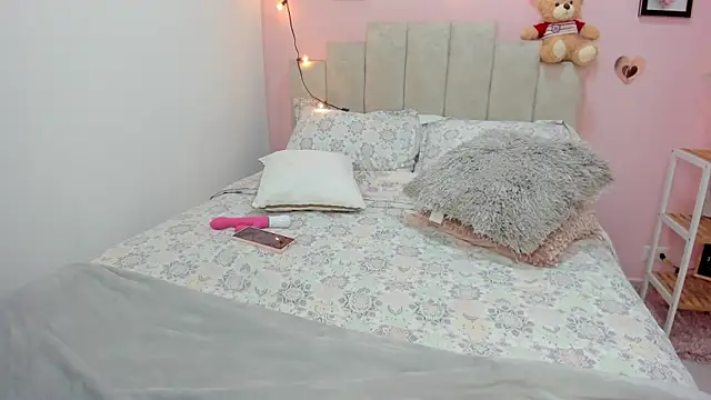 Snapshot of emilyharrix chatting on November 28, 11:27 pm emilyharrix online show from November 28, 11:27 pm