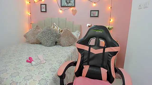 Snapshot of emilyharrix chatting on November 2, 7:08 pm emilyharrix online show from November 2, 7:08 pm