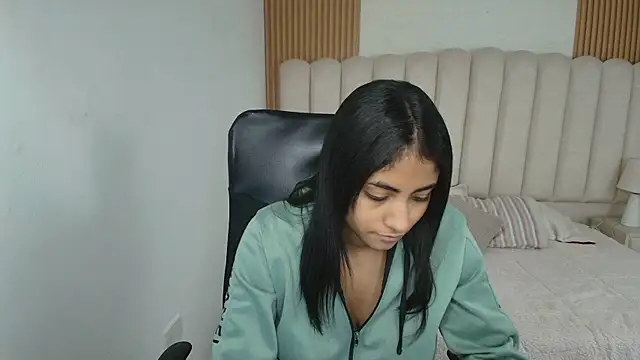 shaneelle online show from April 14, 3:11 am