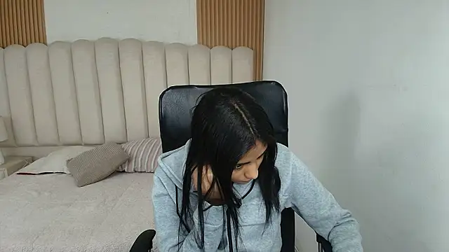 shaneelle online show from March 28, 3:07 am