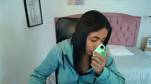 shaneelle online show from December 17, 3:11 am