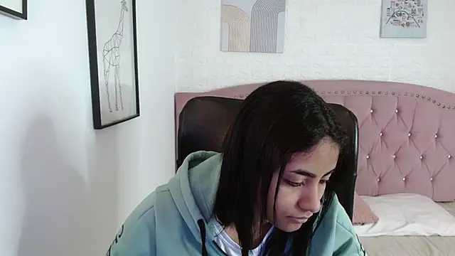 Snapshot of shaneelle chatting on October 31, 3:03 am shaneelle online show from October 31, 3:03 am