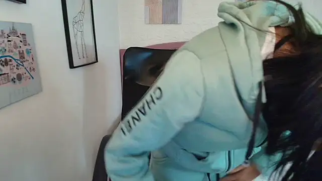 shaneelle online show from December 19, 3:10 am