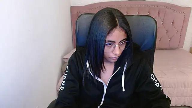Snapshot of shaneelle chatting on March 19, 9:17 am shaneelle online show from March 19, 9:17 am