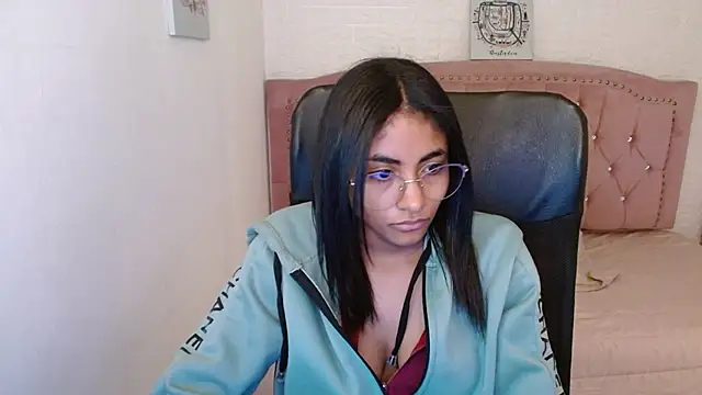 Snapshot of shaneelle chatting on March 22, 9:34 am shaneelle online show from March 22, 9:34 am
