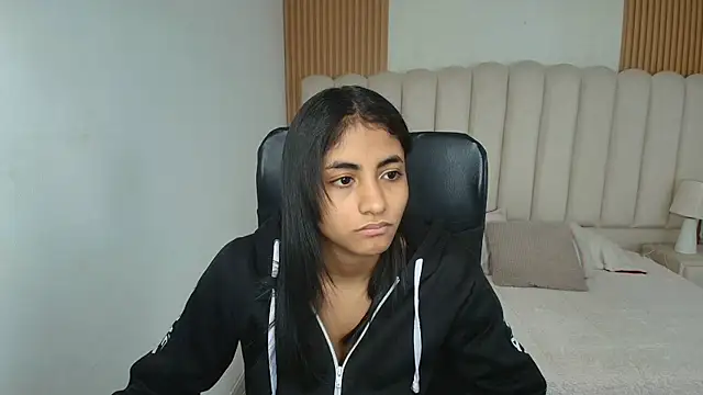 shaneelle online show from April 13, 3:10 am