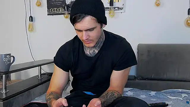 CarterCole online show from December 17, 3:06 pm