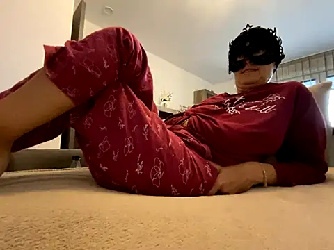 Snapshot of Marilou1983 chatting on November 8, 8:18 am Marilou1983 online show from November 8, 8:18 am