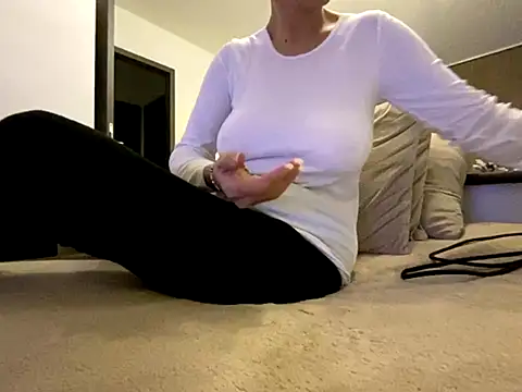 Snapshot of Marilou1983 chatting on December 5, 5:11 pm Marilou1983 online show from December 5, 5:11 pm