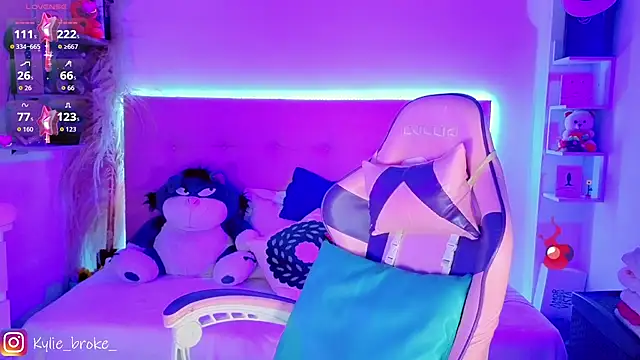 Kylie brokee online show from March 31, 9:06 pm