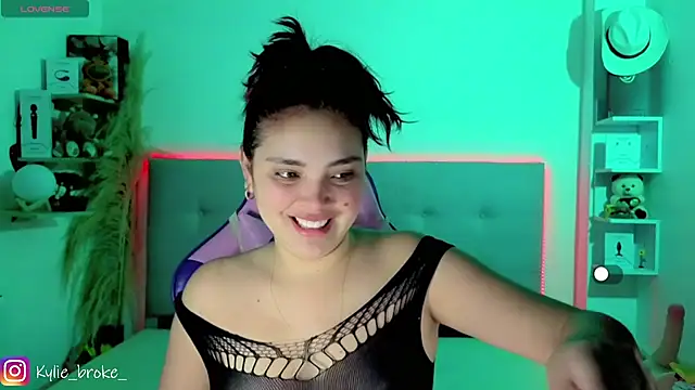 Kylie brokee online show from April 15, 9:04 pm