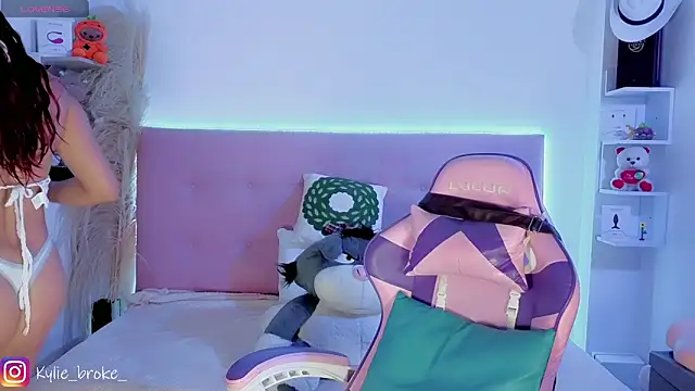 Kylie brokee online show from March 4, 11:12 pm