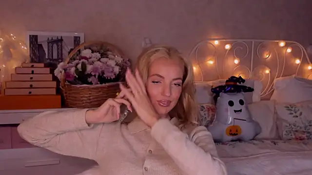 Snapshot of aestetick chatting on October 18, 3:47 pm aestetick online show from October 18, 3:47 pm