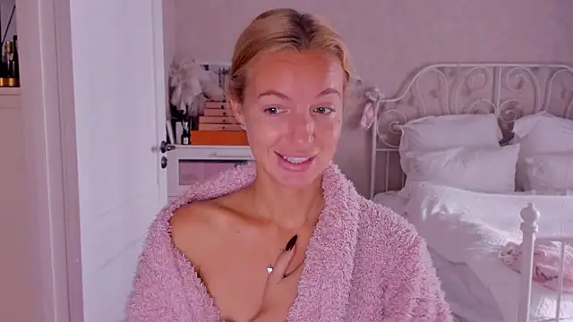 Snapshot of aestetick chatting on October 6, 6:25 am aestetick online show from October 6, 6:25 am