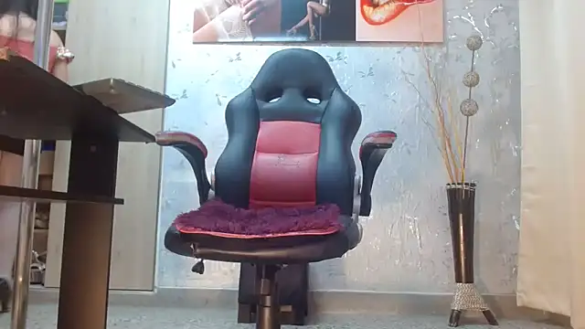 Snapshot of PaulinaRubio_ chatting on February 5, 7:43 pm PaulinaRubio online show from February 5, 7:43 pm