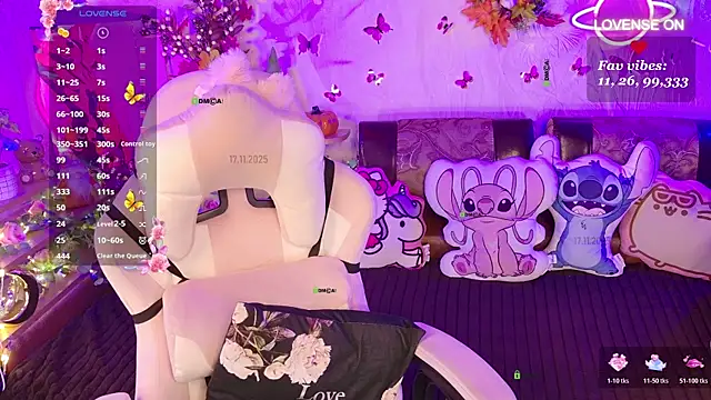 Snapshot of Miss_SweetPeach chatting on November 17, 7:18 pm Miss SweetPeach online show from November 17, 7:18 pm