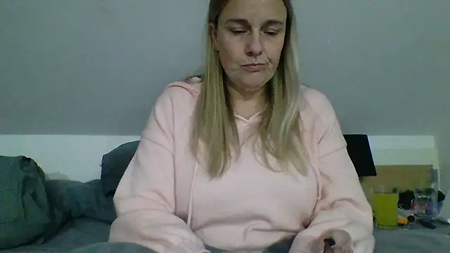scrummymummy2 online show from January 6, 9:52 pm