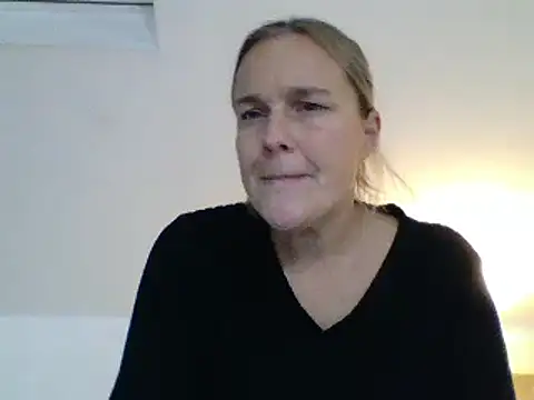 Snapshot of scrummymummy2 chatting on December 2, 8:32 pm scrummymummy2 online show from December 2, 8:32 pm