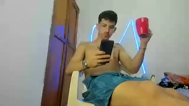 Snapshot of MasterSEX420 chatting on December 18, 2:10 pm MasterSEX420 online show from December 18, 2:10 pm